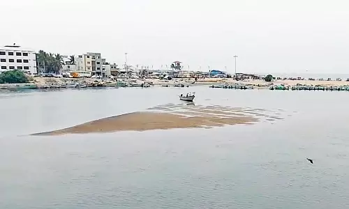 வெள்ளையாற்றின் மணல் திட்டுகளை அகற்ற வேண்டும்