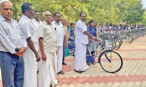 அரசு பள்ளியில் மாணவர்களுக்கு விலையில்லா சைக்கிள்கள்