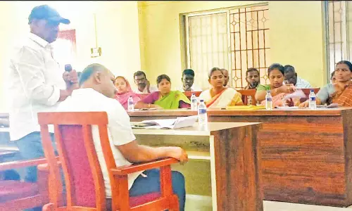 திருப்பூர் மாநகராட்சி அதிமுக கவுன்சிலர்கள் வார்டுகளில் பணிகள் நடைபெறாமல் புறக்கணிப்பு