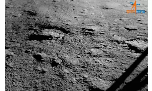 நிலவில் தடம் பதித்த லேண்டர் - இஸ்ரோ வெளியிட்ட புகைப்படம்