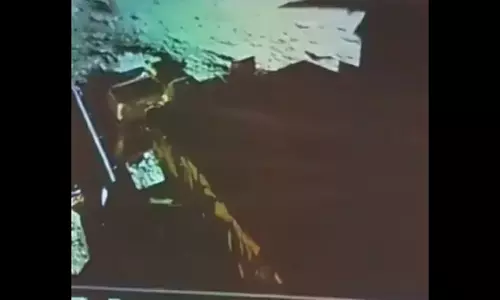 லேண்டர் தரையிறங்கிய 6 மணி நேரத்திற்கு பின் நிலவின் தரையை தொட்டது ரோவர்