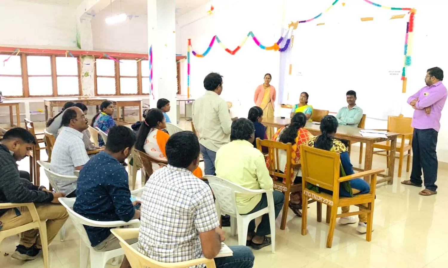 மகளிர் உரிமைத்தொகை விண்ணப்பம் சரிபார்ப்பு- வருவாய் ஊழியர்களுக்கு பயிற்சி மகளிர் உரிமைத்தொகை விண்ணப்பம் சரிபார்ப்பு- வருவாய் ஊழியர்களுக்கு பயிற்சி