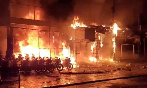 ஷோரூமில் எலக்ட்ரீக் பைக் வெடித்து பயங்கர தீ விபத்து- 300 வாகனங்கள் எரிந்து நாசம்