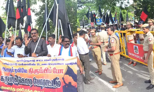 நீட் தேர்வு எதிர்ப்பு மசோதா விவகாரம்: கவர்னருக்கு கருப்புக்கொடி காட்ட முயன்ற 39 பேர் கைது