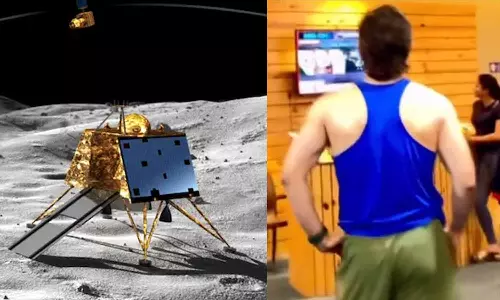 சந்திரயான் -3 வெற்றி: நேரலையில் பார்த்த டோனி- வைரலாகும் வீடியோ