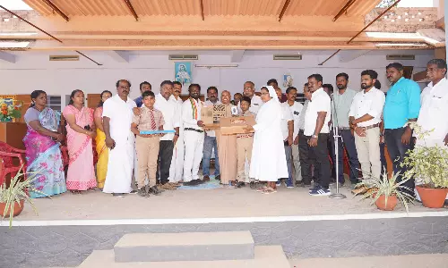 குலசேகரம் அருகே ஈஞ்சக்காடு சகாயாமாத பள்ளிக்கு லேப்-டாப்