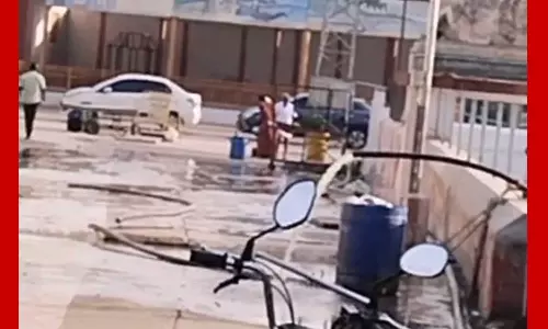 அவினாசி கோவிலுக்கு செல்லும் வழியில் தேங்கி நிற்கும் தண்ணீரால் பக்தர்கள் அவதி