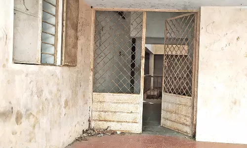 குலசேகரம் அருகே சமூக விரோதிகளின் கூடாரமாக மாறி நிற்கும் மாணவியர் விடுதி