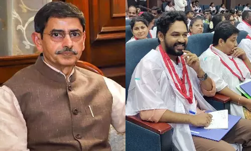 பாரதியார் பல்கலைக்கழகத்தில் 93 ஆயிரம் மாணவ-மாணவிகளுக்கு பட்டம்: கவர்னர் வழங்கினார்