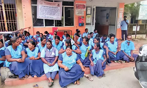 நாமக்கல் அரசு மருத்துவமனையில் தூய்மை பணியாளர்கள் தர்ணா போராட்டம்