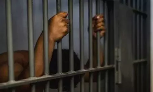 மூதாட்டியை தாக்கி நகை பறித்த 2 பேர் சிறையில் அடைப்பு