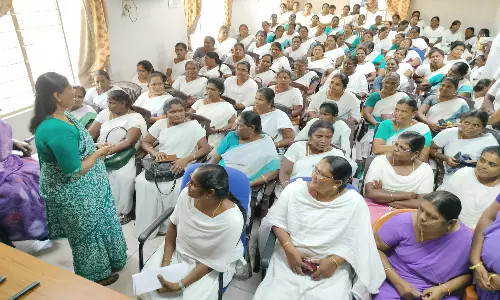 திண்டுக்கல்லில் சுகாதார துணை இயக்குனர் அலுவலகத்தில் செவிலியர்கள் முற்றுகை