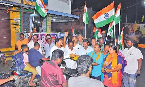 புதுவை பா.ஜனதாவினர் இனிப்பு வழங்கி கொண்டாட்டம்