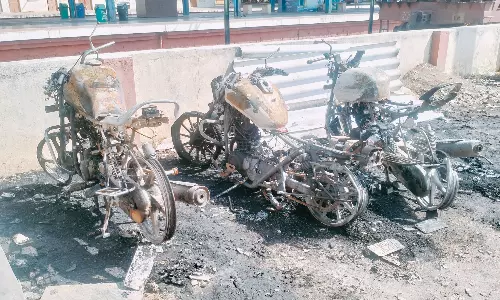 திண்டுக்கல் ரெயில்நிலையத்தில் மோட்டார் சைக்கிள்களை எரித்த மர்ம கும்பல்