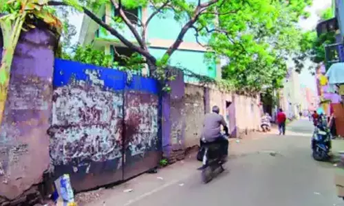 மதுபிரியர்கள் வசதிக்காக மூடப்பட்ட பள்ளிக்கூட வாசல்- 400 மீட்டர் சுற்றி செல்லும் மாணவிகள்