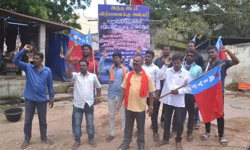 இளைஞர் பெருமன்றத்தினர் நூதன பேனருடன் ஆர்ப்பாட்டம்