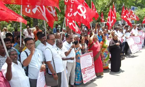 திருச்சியில் தரைக்கடை வியாபாரிகள் ஆர்ப்பாட்டம்