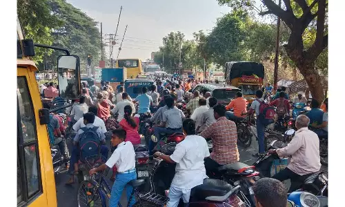 ரெயில்வே கேட் மூடும் நேரத்தில் எதிரெதிர் திசையில் வரும் வாகனங்களால் கடும் நெரிசல்