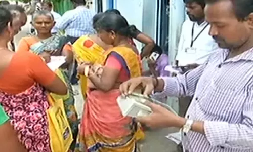 வீடு வீடாக விண்ணப்பங்களை சரிபார்க்கும் பணி தொடங்கியது- மின்சார யூனிட் விவரங்களை நேரில் பார்த்து கணக்கிடுகிறார்கள்