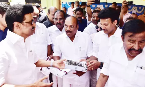 திருச்சி விமான நிலையம் வந்த முதல்வர் மு.க.ஸ்டாலினுக்கு உற்சாக வரவேற்பு