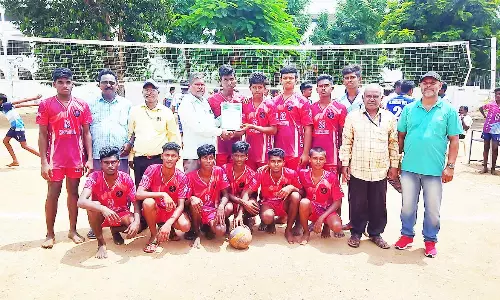 கைப்பந்து போட்டியில் கடத்தூர் அரசு பள்ளி மாணவர்கள் சாதனை