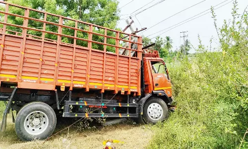 மின் கம்பத்தில் வேன் மோதி விபத்து