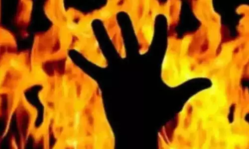 களக்காடு அருகே மகளிர் குழு தலைவி தீக்குளித்து தற்கொலை