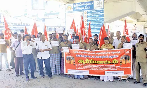 நெல்லையில் ஆட்டோ தொழிலாளர்கள் ஆர்ப்பாட்டம்