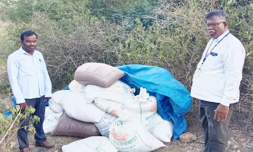 புதரில் பதுக்கி வைத்திருந்த ரேசன் அரிசி பறிமுதல்