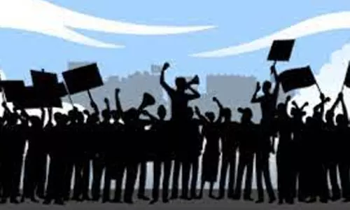 ஷூ தொழிற்சாலையில் பெண் தொழிலாளர்கள் உள்ளிருப்பு போராட்டம்