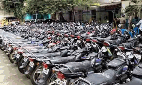 சேலம் லைன்மேட்டில் கழிவு செய்யப்பட்ட போலீஸ் வாகனங்கள் ஏலம்