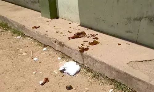 குடிமகன்களின் கூடாரமாக மாறிய ஆர்காடு சாலை