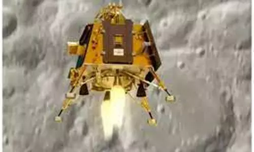 சந்திராயன் நிலவில் இறங்கியதை கண்டுகளித்த கல்லூரி மாணவிகள்