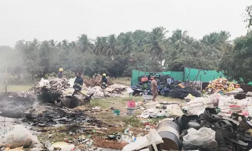 பிளாஸ்டிக் குடோனில் தீ விபத்து