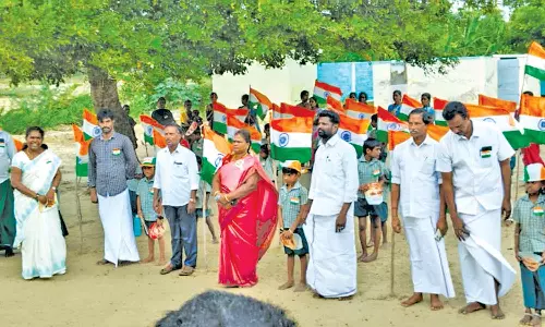 பட்டாசு வெடித்து பள்ளி மாணவர்கள் கொண்டாட்டம்