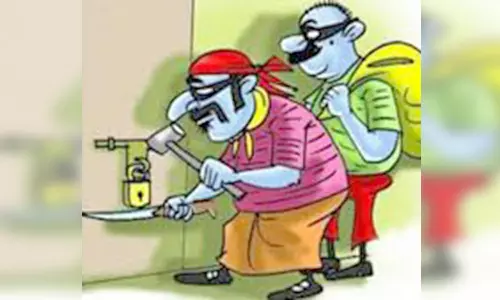 கோவில் பூட்டை உடைத்து பணம் கொள்ளை