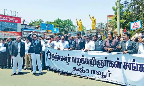 தஞ்சையில் வக்கீல்கள் ஆர்ப்பாட்டம்
