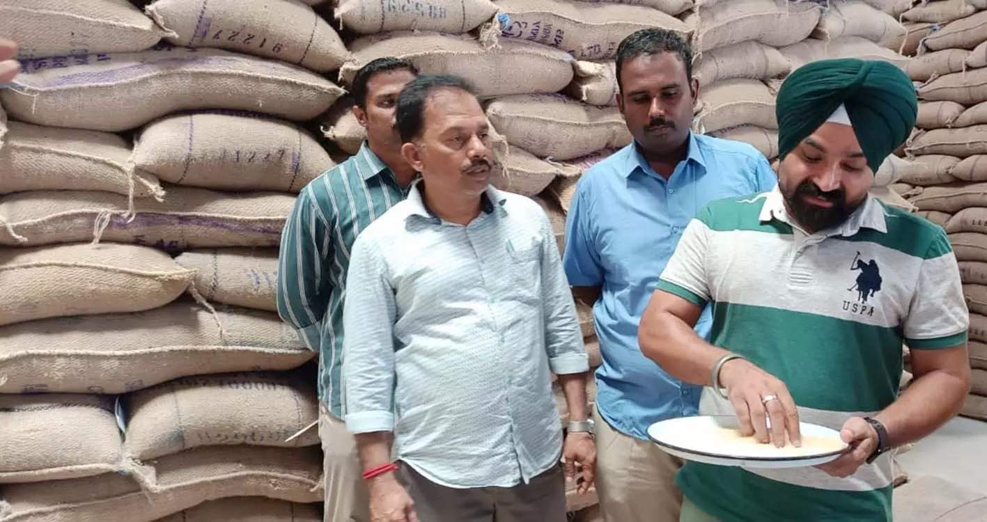 உணவு தானிய கிடங்கில் ஆய்வு