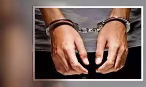 தொழிலாளியை தாக்கிய 2 வாலிபர்கள் கைது தொழிலாளியை தாக்கிய 2 வாலிபர்கள் கைது