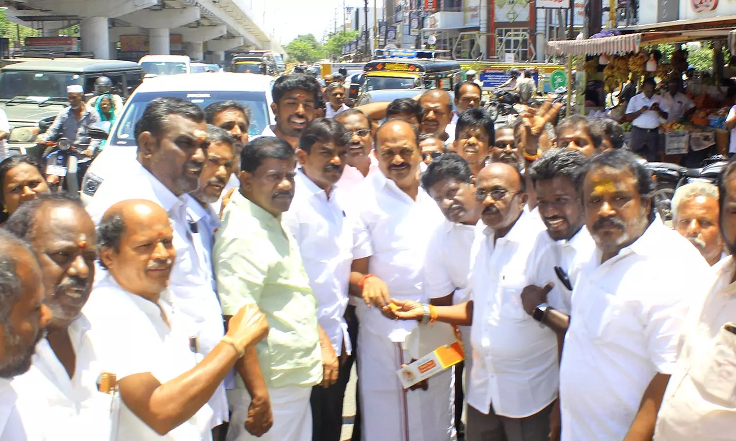 ஓ.பன்னீர்செல்வம் மேல்முறையீட்டு மனு தள்ளுபடி -நெல்லையில், அ.தி.மு.க.வினர் பட்டாசு வெடித்து கொண்டாட்டம் ஓ.பன்னீர்செல்வம் மேல்முறையீட்டு மனு தள்ளுபடி -நெல்லையில், அ.தி.மு.க.வினர் பட்டாசு வெடித்து கொண்டாட்டம்