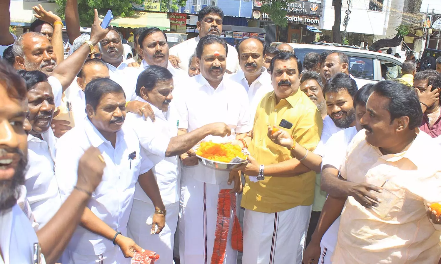 ஓ.பன்னீர்செல்வம் மேல்முறையீட்டு மனு தள்ளுபடி -நெல்லையில், அ.தி.மு.க.வினர் பட்டாசு வெடித்து கொண்டாட்டம் ஓ.பன்னீர்செல்வம் மேல்முறையீட்டு மனு தள்ளுபடி -நெல்லையில், அ.தி.மு.க.வினர் பட்டாசு வெடித்து கொண்டாட்டம்