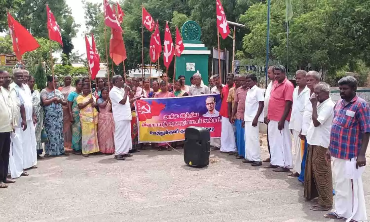 ஊத்துக்குளியில் விவசாய தொழிலாளர் சங்கம் ஆர்ப்பாட்டம் ஊத்துக்குளியில் விவசாய தொழிலாளர் சங்கம் ஆர்ப்பாட்டம்