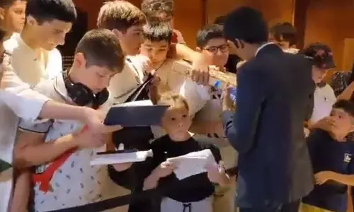 பிரக்ஞானந்தாவிடம் முண்டியடித்து ஆட்டோகிராப் வாங்கிய வெளிநாட்டினர்- வைரலாகும் வீடியோ