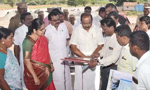 ஒட்டன்சத்திரம் அருகே ரூ.10.50 கோடி மதிப்பில் அறிவுசார் மையம்- அமைச்சர் அர.சக்கரபாணி நேரில் ஆய்வு