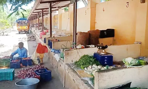 போடியில் ஒரே ஒரு கடையுடன்  செயல்படும் உழவர் சந்தை