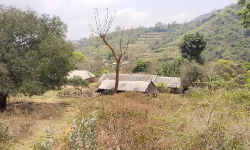 3 தலைமுறையாக மின்சார வசதி இல்லாத மலை கிராம மக்கள்