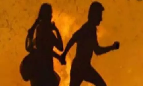 பெற்றோருடன் அனுப்பிய பிறகு போலீஸ் நிலைய வாசலில் இருந்து காதலனுடன் மீண்டும் ஓட்டம் பிடித்த மாணவி