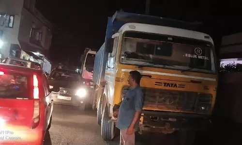 குலசேகரம் அருகே பாரம் ஏற்றி சென்ற லாரியில் இருந்து ஓட்டை வழியாக ரோட்டில் சிதறிய ஜல்லிகள் பொதுமக்கள் மடக்கி பிடித்ததால் பரபரப்பு