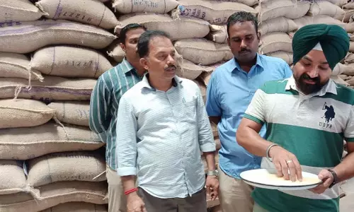 உணவு தானிய கிடங்கில் ஆய்வு