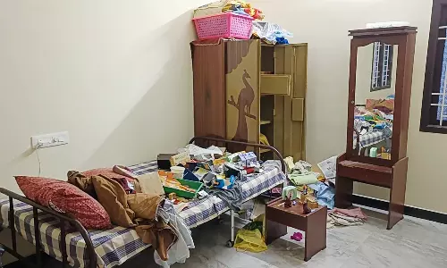 வேடசந்தூரில் வங்கி அதிகாரி வீட்டில் நகை-பணம் கொள்ளை